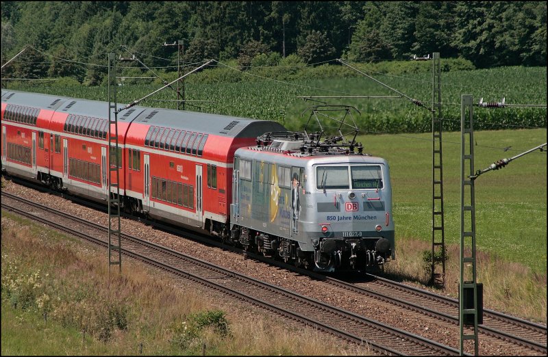 Am Zugschluss schiebt 111 027  850 Jahre Mnchen  die RB 30022 in die Geburtstagsstadt. (11.07.2008)
