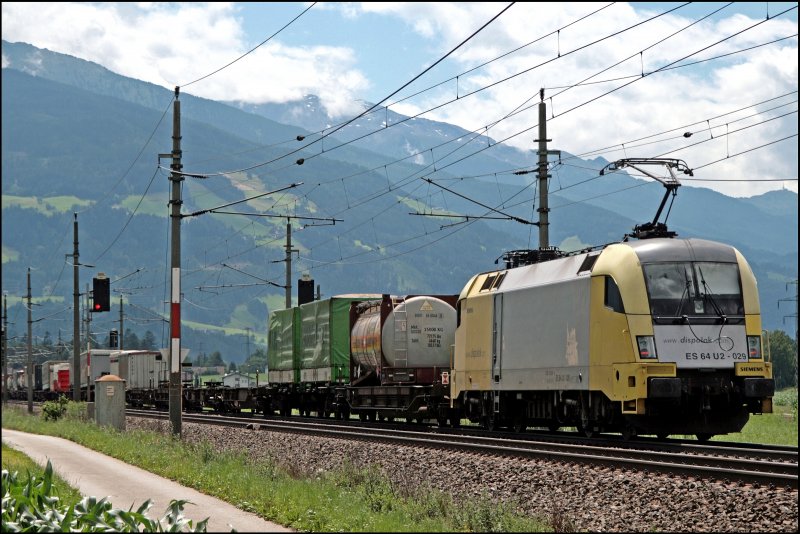 ....am Zugschluss schiebt ES64U2-029 nach. (08.07.2008)
