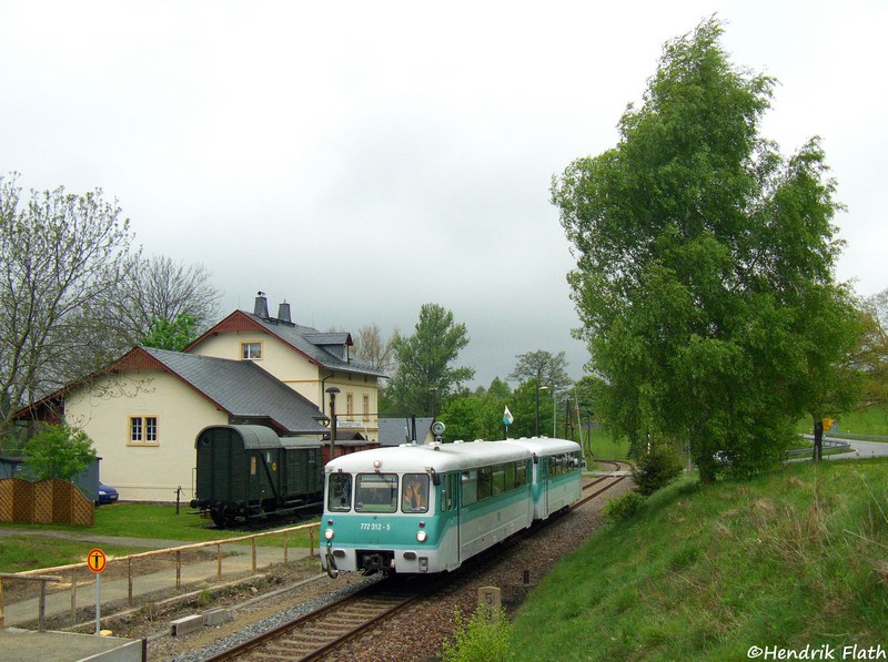 Am zweiten Fahrtag (10.05.2009) der Erzgebirgischen Aussichtsbahn (kurz EAB) sind 772 312 und 772 376 als DPE 89661 gerade in den ehem. Bahnhof Walthersdorf eingefahren.