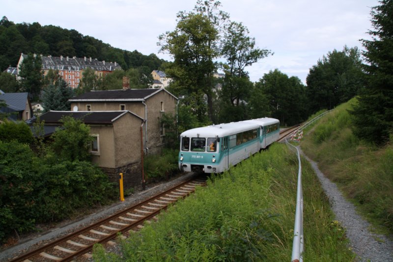 Am zweiten Fahrtag des 3. Fahrtenwochenendes der Erzgebirgischen Aussichtsbahn (EAB) ist 772 312-5 mit 772 367-9 zwischen den Bahnhfen Annaberg Buchholz Mitte und Annaberg Buchholz Sd unterwegs. Hier am alten Bahnwrterhuschen. (12.07.09)
