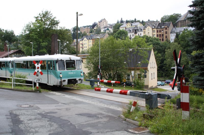 Am zweiten Fahrtag des 3. Fahrtenwochenendes der Erzgebirgischen Aussichtsbahn (EAB) verlsst 772 312-5 mit 772 367-9 den Haltepunkt Annaberg Buchholz Mitte in Richtung Annaberg Buchholz unterer Bahnhof. (12.07.09)