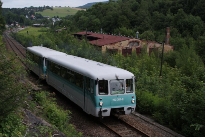 Am zweiten Fahrtag des 3. Fahrtenwochenendes der Erzgebirgischen Aussichtsbahn (EAB) verlsst 772 312-5 mit 772 367-9 den  Annaberg Buchholz Sd. Im Hintergrund der verfallene Lokschuppen des ehemaligen BW Buchholz. (12.07.09)