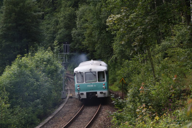 Am zweiten Fahrtag des 3. Fahrtenwochenendes der Erzgebirgischen Aussichtsbahn (EAB) verlsst 772 312-5 mit 772 367-9 den Annaberg Buchholz Sd. (12.07.09)