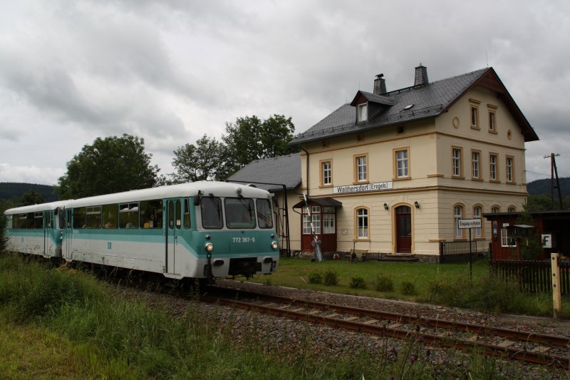 Am zweiten Fahrtag des 3. Fahrtenwochenendes der Erzgebirgischen Aussichtsbahn (EAB) passiert 772 312-5 mit 772 367-9 den ehemaligen Bahnhof Waltherdorf. (12.07.09)