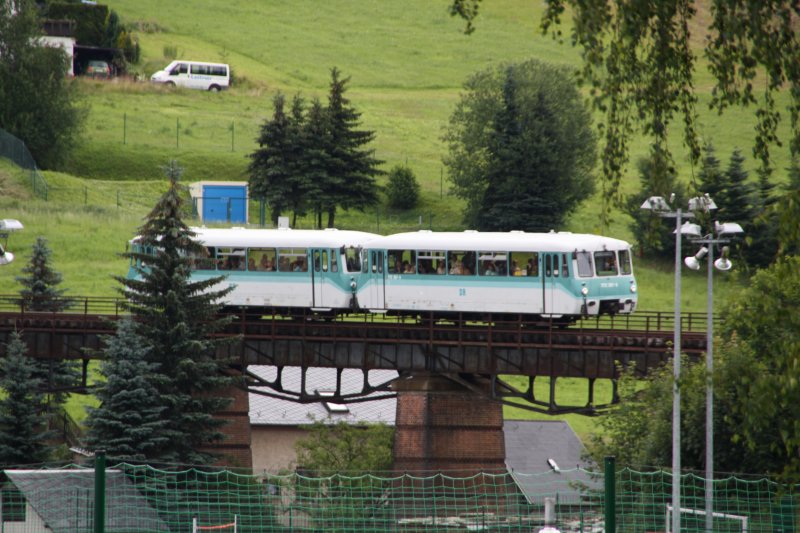 Am zweiten Fahrtag des 3. Fahrtenwochenendes der Erzgebirgischen Aussichtsbahn (EAB) berquert 772 312-5 mit 772 367-9 die Schwimbadbrcke in Markersbach. (12.07.09)