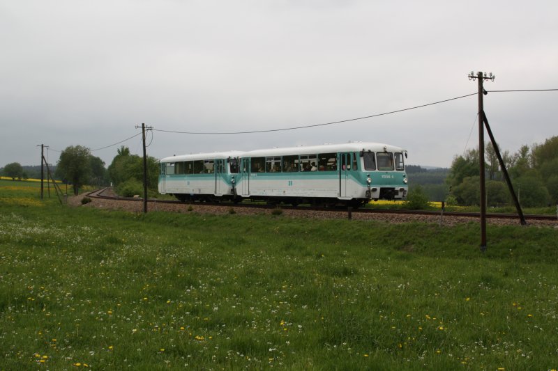 Am zweiten Fahrtag der Erzgebirgischen Aussichtsbahn ist 772 312-5 mit 772 367-9 aus Richtung Schwarzenberg kurz vor dem Bahnhof Scheibenberg unterwegs. (10.05.09)