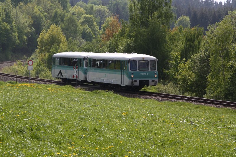 Am zweiten Fahrtag der Erzgebirgischen Aussichtsbahn sind 772 367-9 und 772 312-5 in Richtung Annaberg-Buchholz nahe Schlettau unterwegs. (10.05.09)