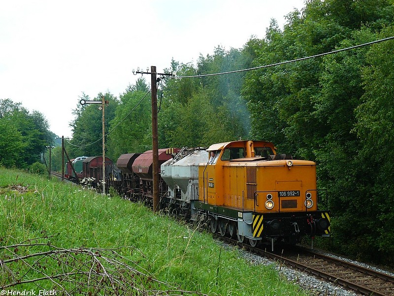 Am zweiten Festtag des Jubilums  120 Jahre BSg-Linie  (BSg= Annaberg-Bucholz - Schwarzenberg) veranstaltete der VSE aus Schwarzenberg mit seiner 106 992 und einem stilechten Gterzug eine Fotoveranstaltung auf der BSg-Linie. Hier passiert die V60 am 22.05.2009 mit DGS 91905 das ehem. Einfahrtsignal von Grnstdtel.
