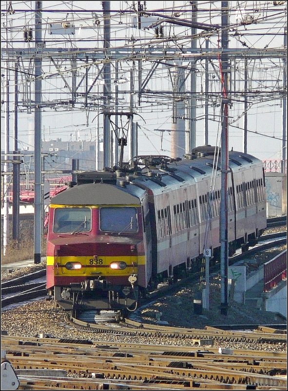 AM75 838 fhrt am 14.02.09 die Rampe hinunter und wird in krze den Bahnhof Bruxelles Midi erreichen. (Jeanny)