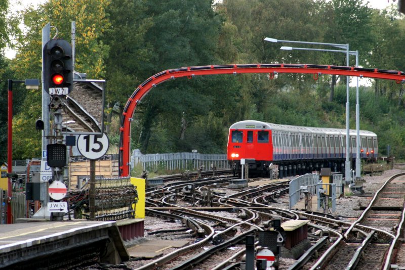 Amersham ist die usserste Endstation des London-Underground-Netzes und wird vier Mal pro Stunde von der Metropolitan Line bedient. Hinter dem Bahnhof verlassen die Zge die Doppelspur der Chiltern Railways und berbrcken ihre Wendezeit auf einem Abstellgleis, so wie am 8.10.2009 Einheit 5067 aus 1960.