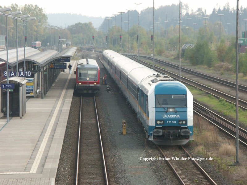 An den Anblick vom Lufsteg in Hof Hbf aus muss man sich gewhnen: Eine Arriva  Garnitur mit der Fabrikneuen 223061 steht am 08.10.2007 auf Gleis 11. Es wurden Schulungsfahrten durchgefhrt fr den kommenden privaten Fernverkehr, der ab Dezember 2007 den jetzt bestehenden Berlin-Verkehr ergnzen wird. Inzwischen wurden auch schon 223062, 064 und 066 gesichtet.
Das Copyright sei mir verziehen, mir wurden schon mal Fotos von akademisch ausgebildeten Leuten gestohlen, die sogar noch fremde fanden, die hren Namen dafr hergegen haben....  Nur soviel zum URHBERRECHTsgesetz, das ich nun hier liegen habe.