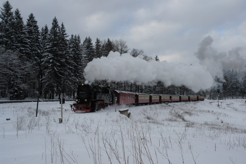 An der Bahnhofsausfahrt in Drei Annen Hohne erwischte ich den mit 99 7243 bespannten Zug hinauf zum Brocken. (23.03.08)