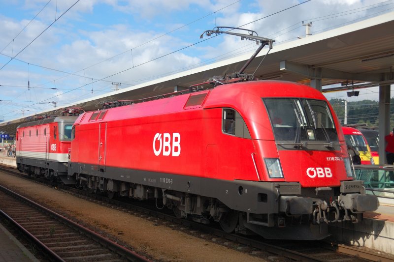 An Bahnsteig 6 in Wrgl Hbf wurde eine besondere Doppeltraktion anllich des Jubilums ausgestellt: 1116 270-8 als Vertreterin der neuesten Generation und 1044 010 als Generationsvorgngerin in Sachen  Bewltigung der Bergstrecken . 