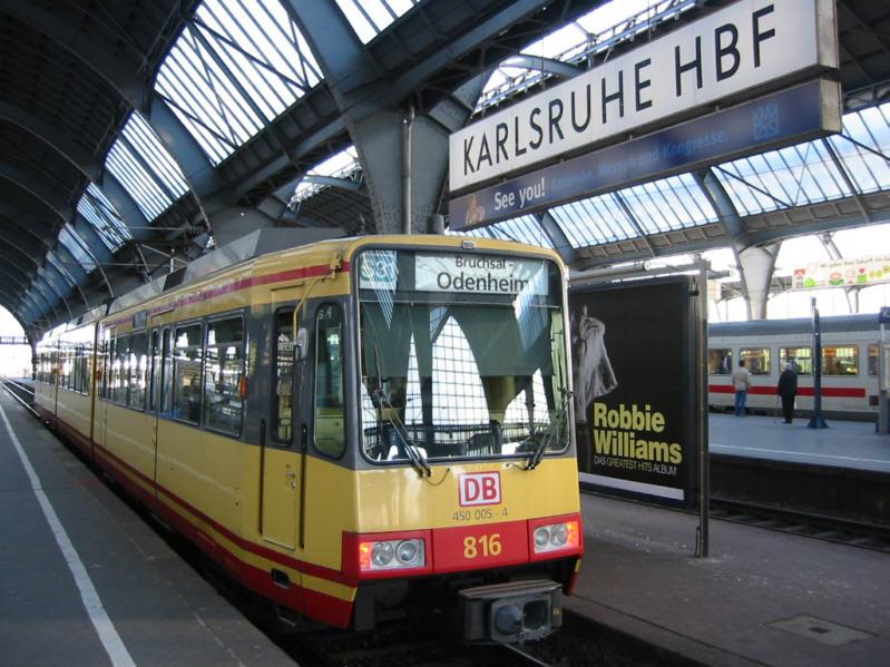 An den Bahnsteigen in der Halle von Karlsruhe Hbf findet man auch die Zweisystem-Stadtbahnen des KVV. Im Bild eine Bahn der Linie S31 mit Ziel Bruchsal und weiter nach Odenheim. Diese Stadtbahn ist eine der wenigen, die im Besitz von DB Regio ist, die in den KVV eingebunden ist. Die am 08.01.2005 aufgenommene Bahn trgt die Betriebsnummer 450 005.
