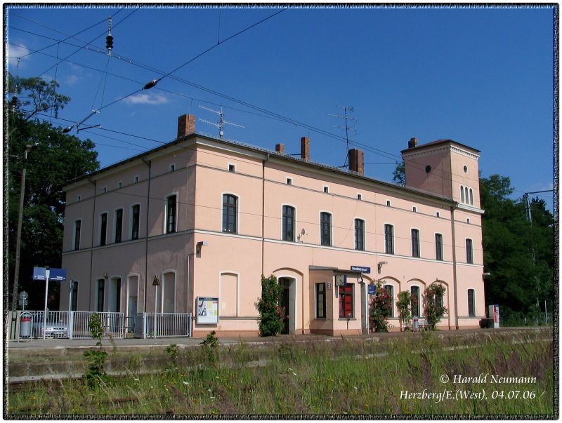 An der Bahnstrecke Falkenberg(Elster - Berlin findet man dieses schne Bahnhofsgebude! Es handelt sich um das des Bahnhofs Herzberg(Elster)West. Im Oberstock bewohnt, dient unten noch der Fahrdienstleiter. Die Mitropa ist wegen der abgeschiedenen Lage (3 Km vom Stadtzentrum) leider nicht mehr vermietbar.