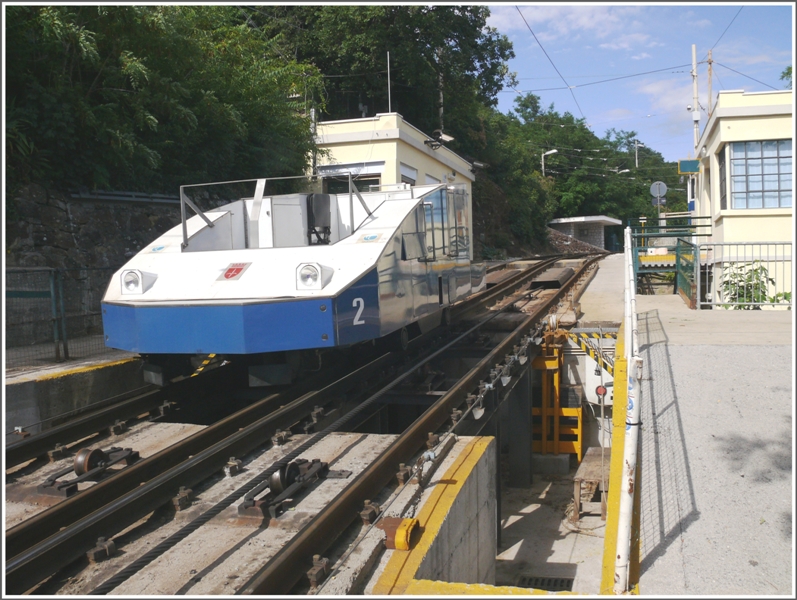 An der Bergstation Vetta Scorcola wartet der Hilfswagen auf den n�chsten talw�rts fahrenden Tramwagen aus Villa Opicina. (07.06.2009)