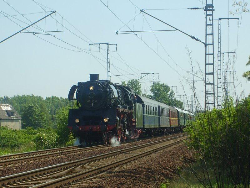 An deisem Tag des 19.5.2007 ist die 03 1010 mit ihrem Zug bei Biesdorf auf dem Weg nach Kietz zu sehen gegen 14:10 Uhr