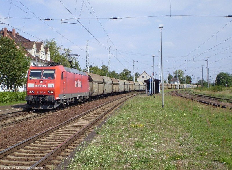 An dem 14.08.07 kam die 185 166-6 mit einem Gterzug durch Angersdorf gefahren. (Angersdorf - 14.08.07)