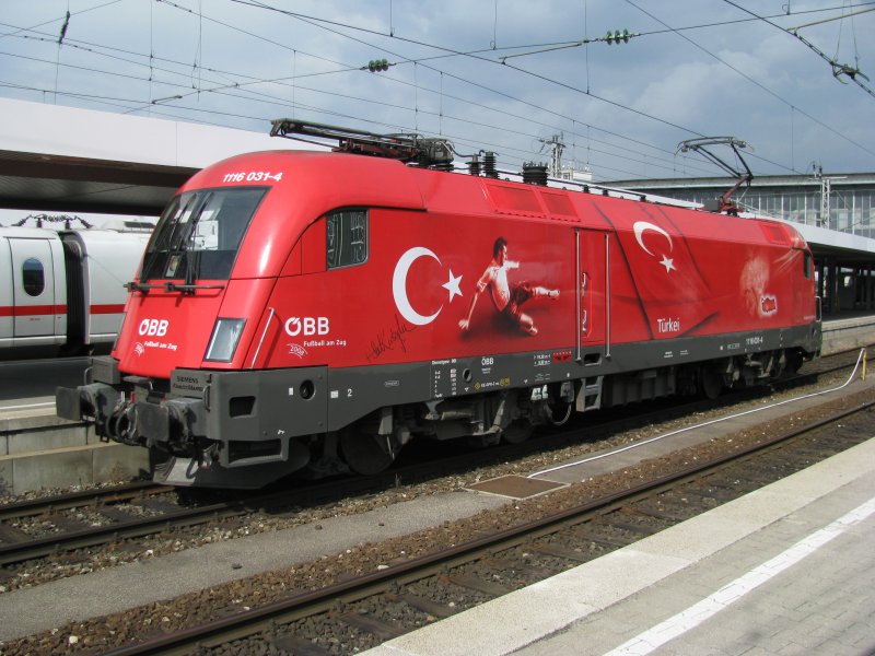 An dem Tag hat es endlich geklappt, die Sonne stand gut und kmpte sich durch die Wolken. die EM - Taurus am Hbf Mnchen bei der Bereitsellung nach Wien Westbahnhof am 24.06.2008.