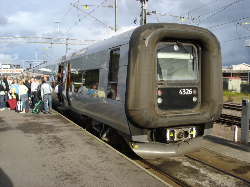 An diesem 12. Juli 2007 (19.10 Uhr) ist eine groe Zahl von Reisenden mit dem Expresszug aus Kopenhagen in Kalmar Central angekommen. 

