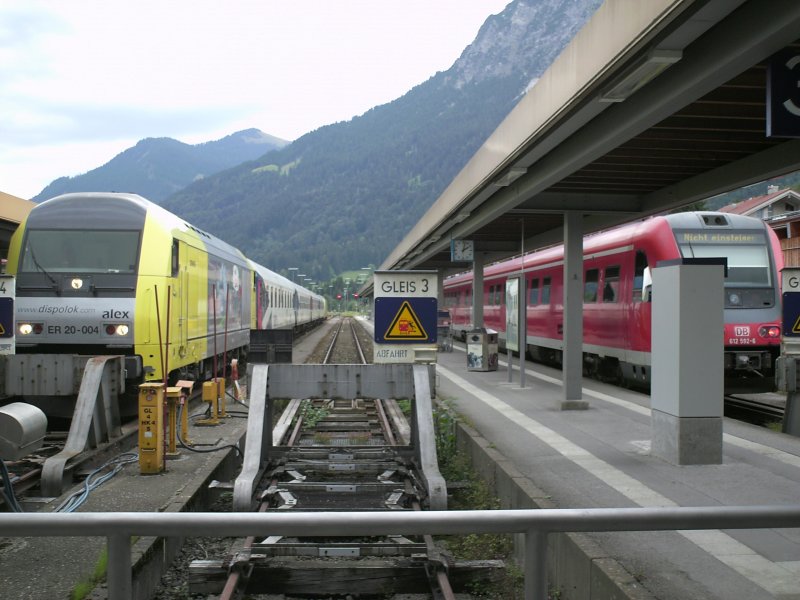 An diesem Donnerstag Vormittag kan man auf gleis 2 des Oberstdorfer Bahnhofs 612 592-6 der DB betrachten. Ebenso wie auf gleis 4 einen  alex  - Zug.