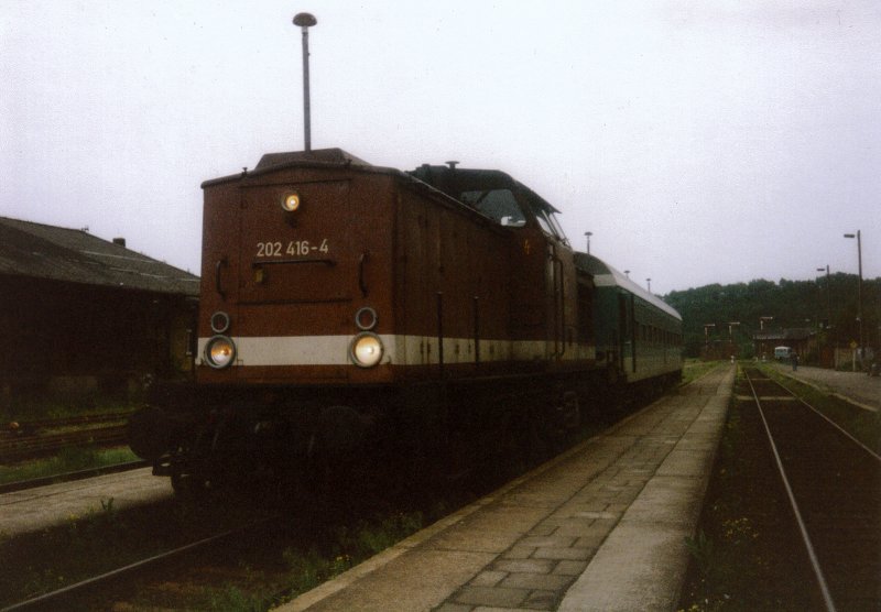 An diesem dsteren Nachmittag stand die Chemnitzer 202 416-4 mit ihrer RB nach Chemnitz Hbf in Rochlitz(Sachsen). Bild von Mai 1999.