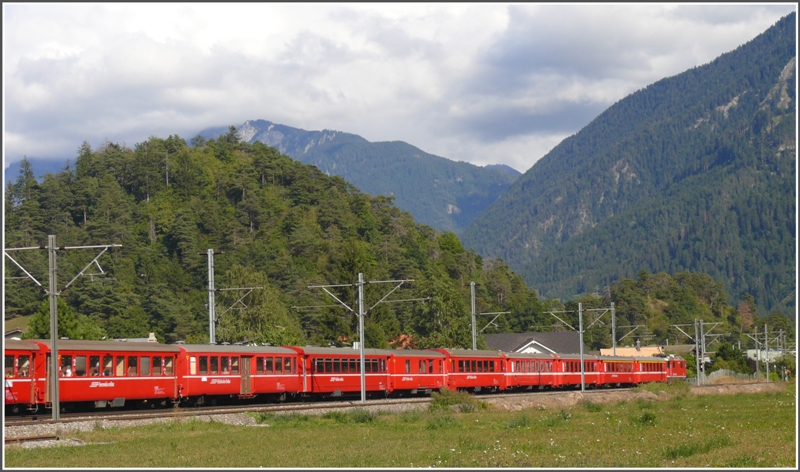 An diesem RegioExpress aus St.Moritz finden sich fast alle Personenwagentypen der RhB, nicht gerade einheitlich, dafr aber sauber. (14.09.2009)