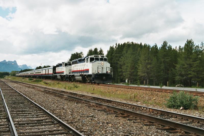 An disem Tag (14.7.03) hatte ich sehr viel Glck. In Lake Louise habe ich den Passagierzug der  Rocky Mountaineer Railtours , der 1-2mal in der Woche fhrt, gesehen. 
