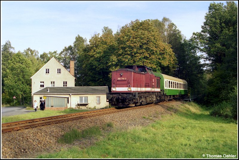An einem Augustabend 1997 ist 202 718 mit ihrer RB nach Rochlitz unterwegs. Hier wird sie gleich den B in Kthensdorf berqueren. Es sollte der letzte Sommer sein, den die Chemnitztalbahn und wohl auch diese Lok im Einsatz erlebte.
