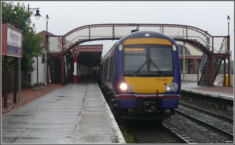 An einem der beiden ganztgigen Regentage kamen wir auch nach Aviemore, von wo ein Dampfzug verkehrt, den ich aber wegen des schlechten Wetters nicht abgewartet habe. 170429 bereit zur Abfahrt. (06.08.2008)