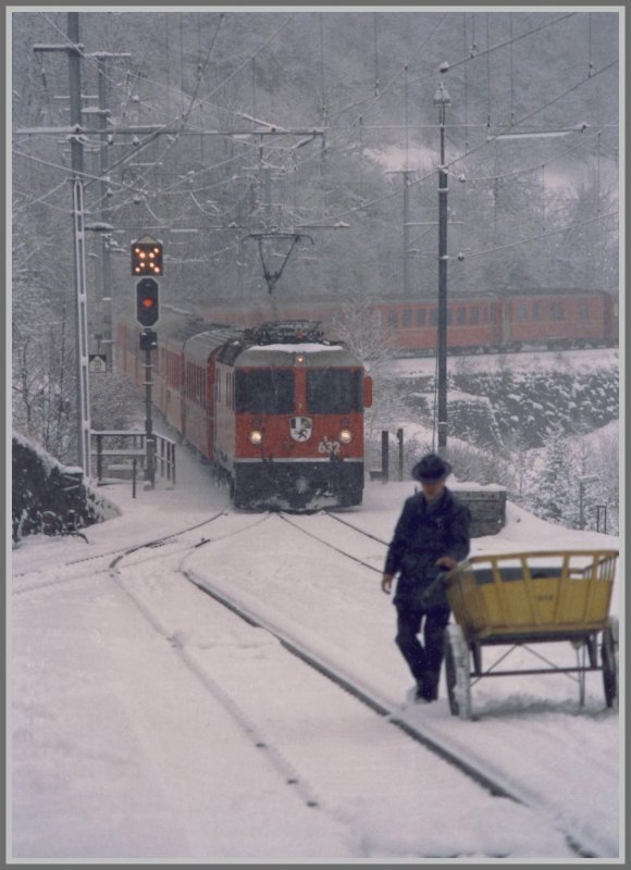 An einem dsteren Wintertag erreicht ein Schnellzug aus St.Moritz, gezogen von der Ge 4/4 632  Zizers , den Bahnhof Filisur. Gut zu sehen sind die damals noch engen Platzverhltnisse mit nicht schienenfreien Zugngen. (Archiv 02/92)