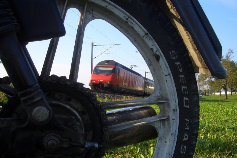 An einem eigentlich ganz normalen Tag durchfhrt der IR 2136 Tgerwilen Dorf mit Re 460 078-9  Monte Genoroso  an der Spitze. 28.09.2009.