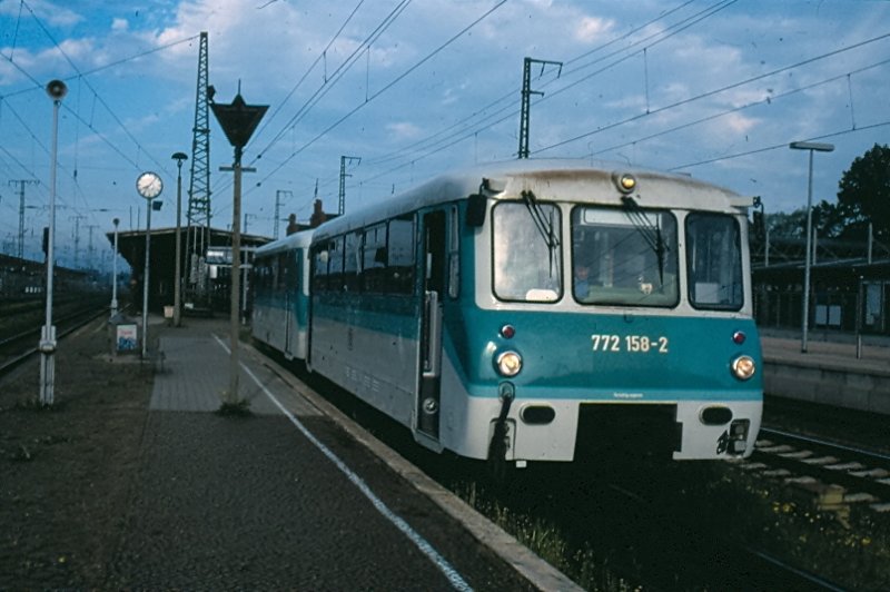 An einem frhen Herbstmorgen in Stendal. 772 158-2 wartet auf das Abfahrsignal.