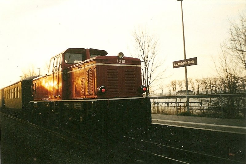 An einem frhen Januartag 2000 die Morgensonne war noch nicht Richtig aufgegangen stand die V51 901 mit einem Personenzug in Lauterbach Mole.