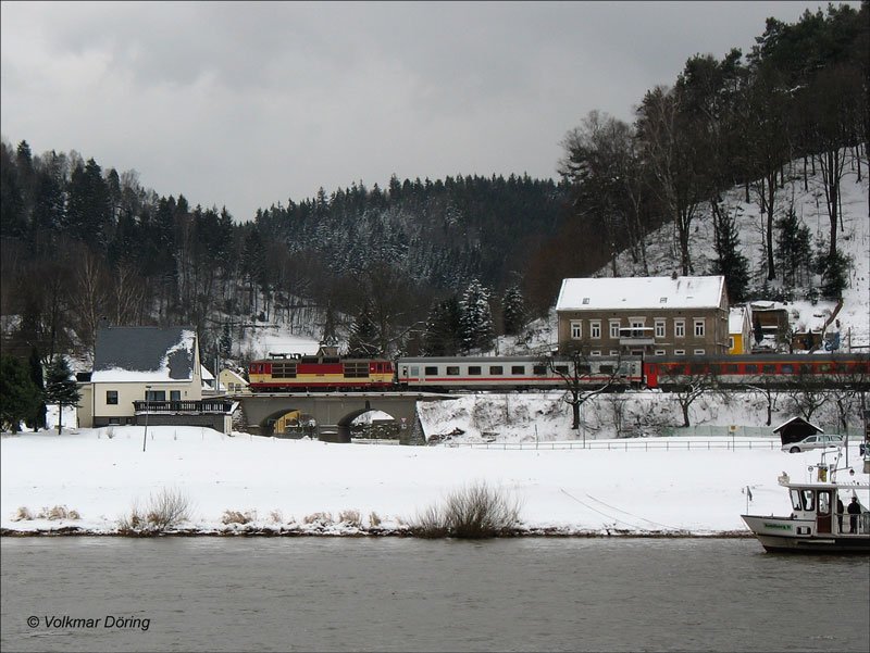 An einem grauen Wintertag zieht eine tschechische 371 den  Vindobona  EC 173 Hamburg-Altona - Wien durch das Elbtal bei Krippen. Der erste ist ein DB und die weiteren sind CD-Waggons - 27.01.2007
