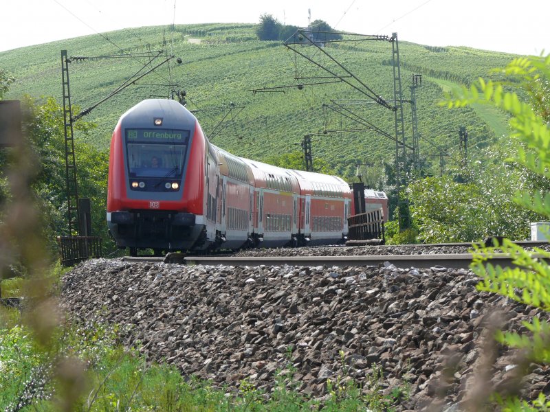 An einem herrlichen Sommertag in der nhe von Freiburg. 
Ein RE mit ihrer 146 in Richtung Offenburg. 