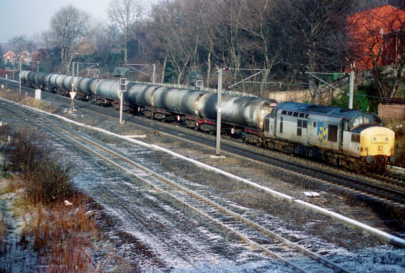 An einem kalten Wintertag im Dezember 1992 (21/12/92) zieht 37275 bei Low Fell den Jarrow-Grangemouth Oelzug.