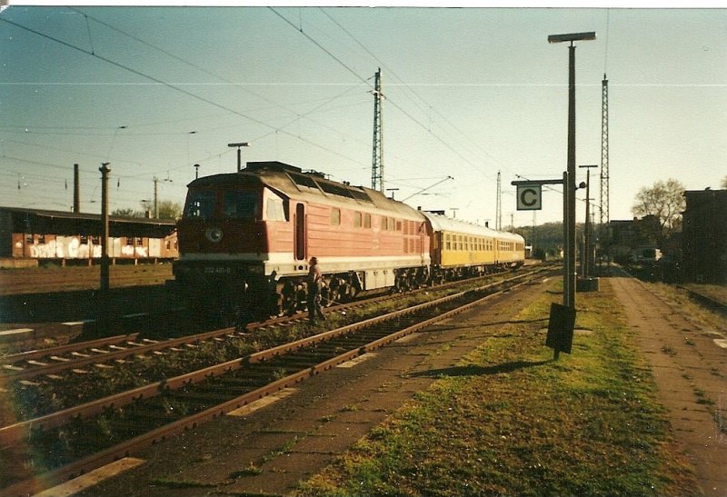 An einem Maitag 1999 stande 232 401 mit einem Messzug in Bergen/Rgen.