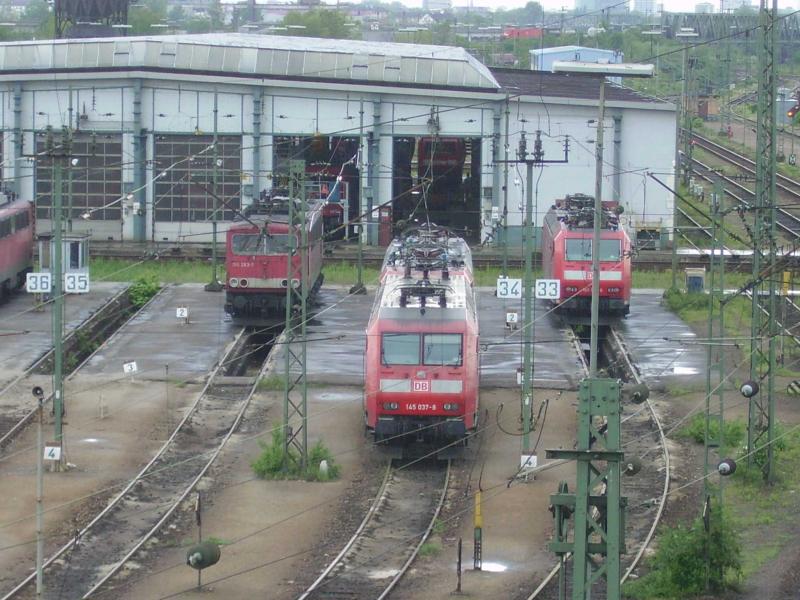 An einem nicht viel von Lokomotiven besuchten Tag steht 145 037 in Mannheim Rbf.Daneben eine 155 udn eine 185.