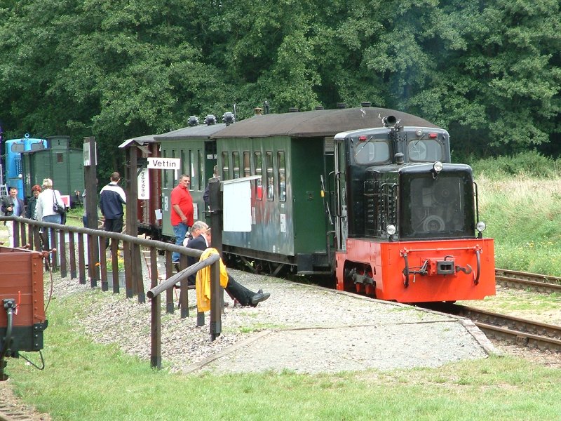 An einem  normalen  Fahrtag auf der Museumsstrecke. Zug in Mesendorf vor der Abfahrt nach Vettin.