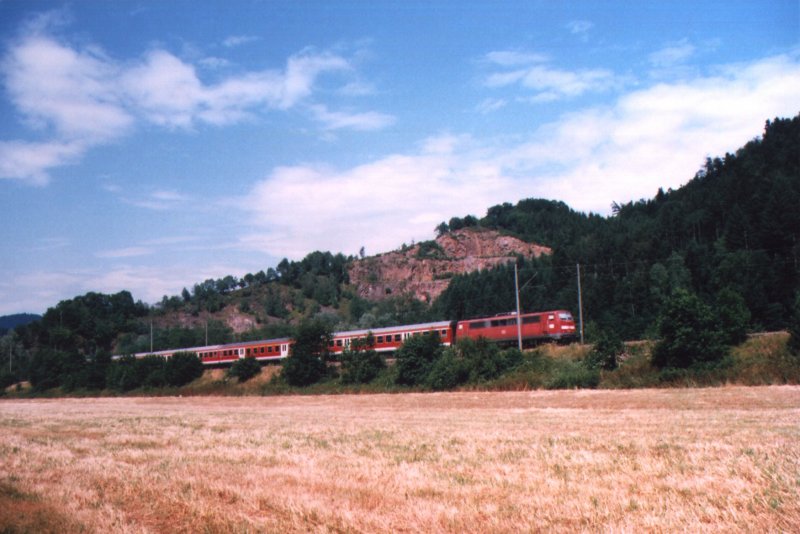 An einem schnen Sommertag an der Schwarzwaldbahn, hier bei 
Schmberg (b.Gengenbach), zieht Baureihe 111 die sieben Rotlinge 
durchs Kinzigtal. Diese Aufnahme entstand am Streckenkilometer 14,5 

