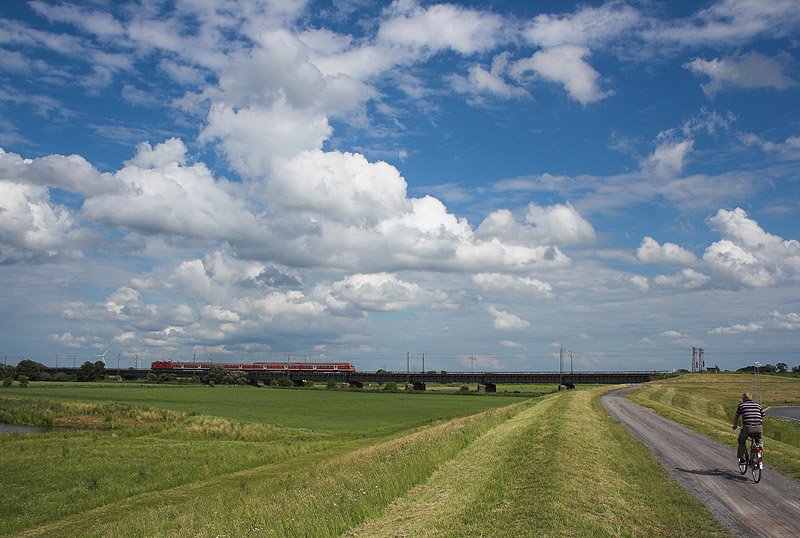 An einem sch�nen Sommertag des Jahres 2007 schiebt eine unbekannt gebliebene 143 ihre Regionalbahn �ber die Weserbr�cke nach Twistringen