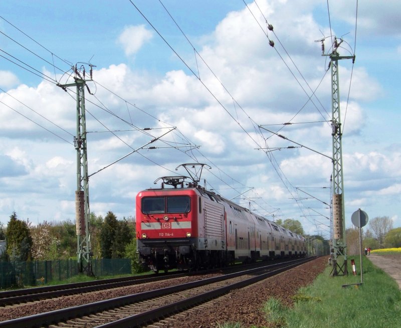 An einem schnen sonnigen Samstag rauscht der Fuballsonderzug von Rostock nach Cottbus durch Lbbenau/Spreewald.(+15) Als Lok dient 112 114-4. Datum: 26.04.2008