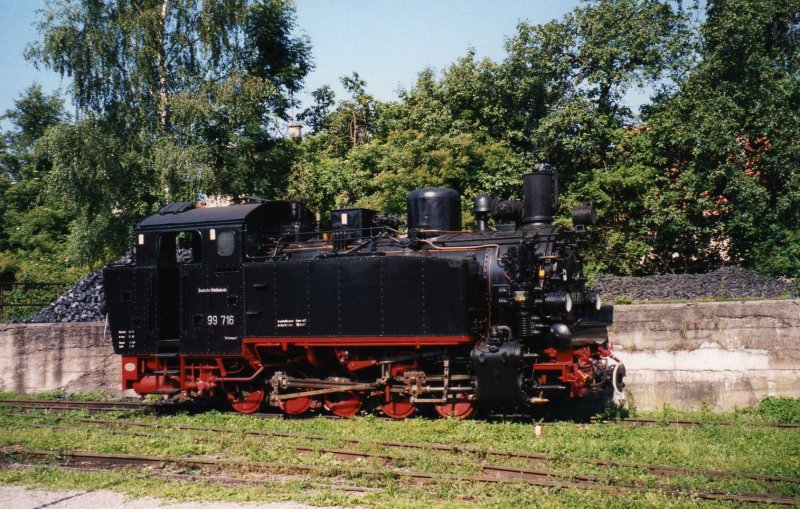 An einem schnen Sonntagvormittag im Juli 1997 konnte ich diese Aufnahme von der 99 716 auf der Museumseisenbahn  chsle  in Ochsenhausen whrend der Bekohlung machen.