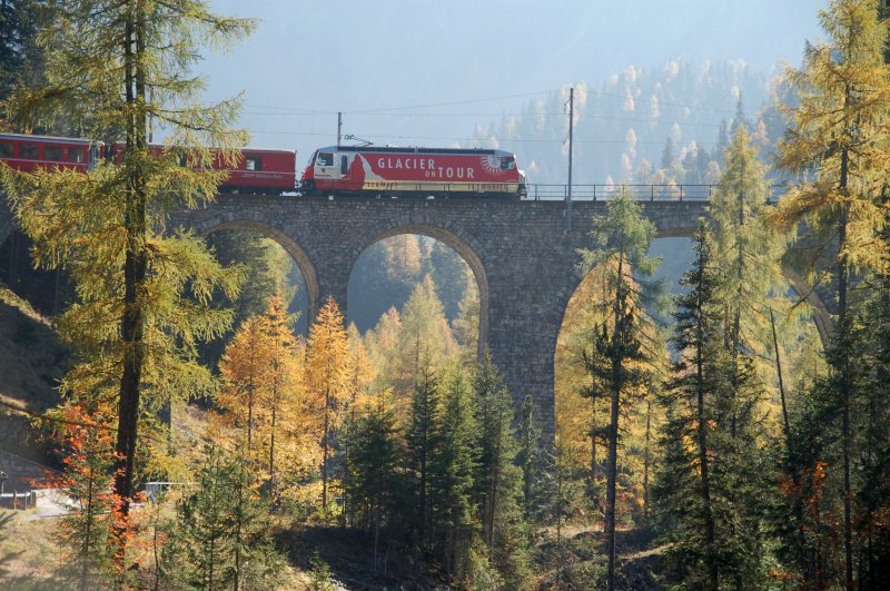 An einem sonnigen Herbsttag am 11. Oktober 2007 fuhr der Glacier-Express ber den Albula-Viadukt III nach St. Moritz. 