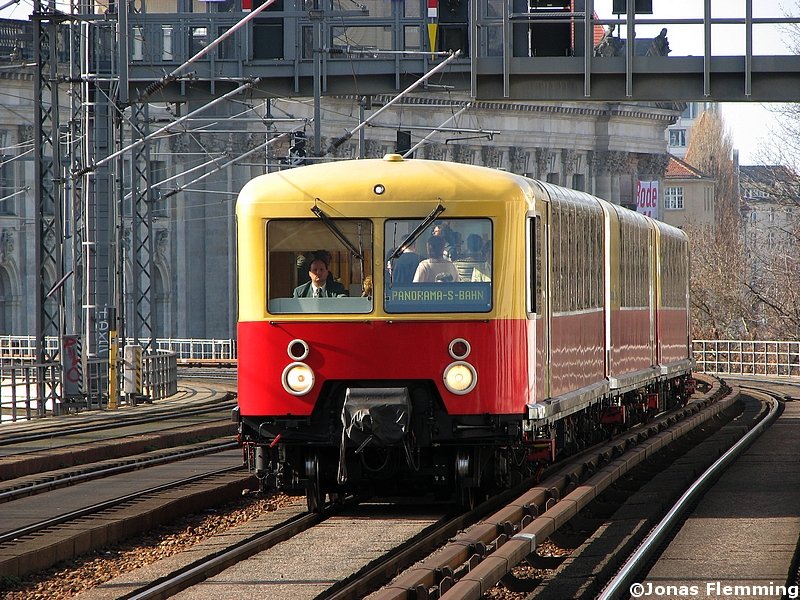 An einem sonnigen Sonntag befrdert die Panorama S-Bahn viele  Touristen ber die Berliner Stadtbahn. 