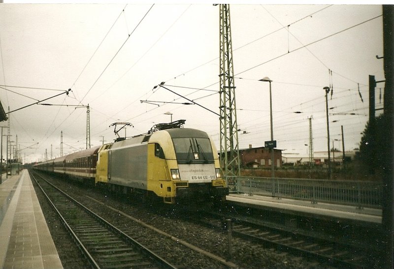 An einem typischen Herbsttag im September 2004 kam die ES64U2 012 mit einem Sonderzug nach Bergen/Rgen.
