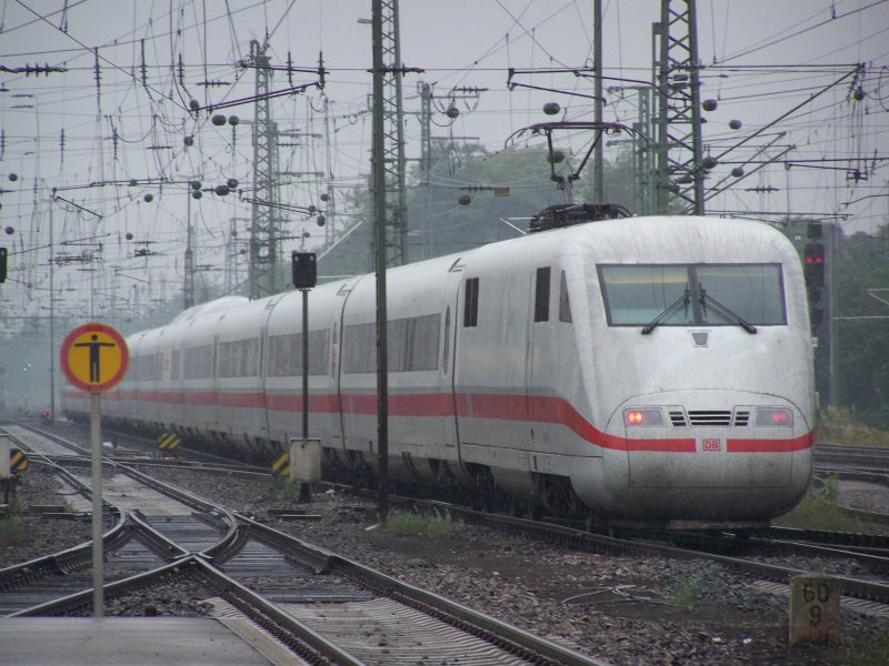 An einem Verregneten Sommertag im August 2007 fuhr dieser ICE-1 aus dem Bahnhof Karlsruhe Hbf aus.
