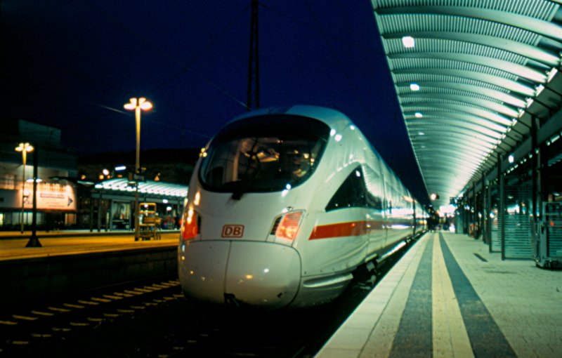 An einem Winterabend auf dem Bamberger Hbf. Im Jahr 2002 waren die ICE-T noch relativ neu. Hinweis: eingescanntes Dia