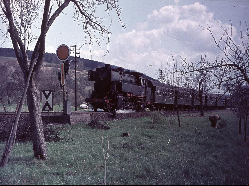 An einem wunderschnen Vorfhlingstag 1972 fhrt die Dampflok Baureihe 65 vorbei in Richtung Aschaffenburg